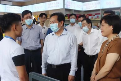 中央统战部副部长陈小江一行莅临岭南教育调研