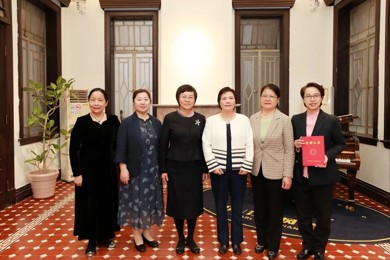 贺惠芬女士代表华南职教捐赠100万元，政企社同心共绘妇儿事业新蓝图