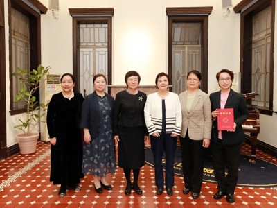 贺惠芬女士代表华南职教捐赠100万元，政企社同心共绘妇儿事业新蓝图